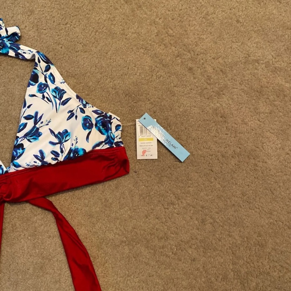 Bikini Top. NWT. Removal pads.